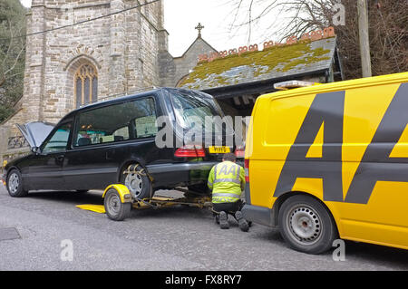 Un AA riparatore preparando per trainare un funebre Foto Stock