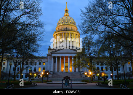 Stati Uniti d'America West Virginia WV Charleston State Capitol Building cupola di notte il crepuscolo della sera Foto Stock