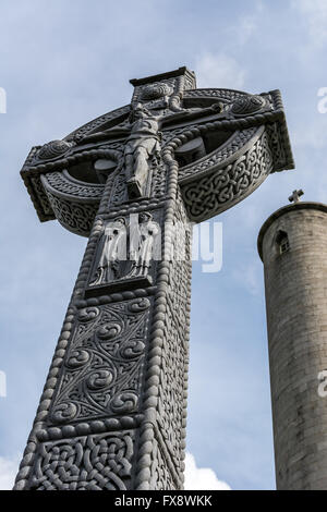 Una pietra Celtic croce si erge di fronte di Daniel O'Connell torre di Glasnevin Dublin Foto Stock