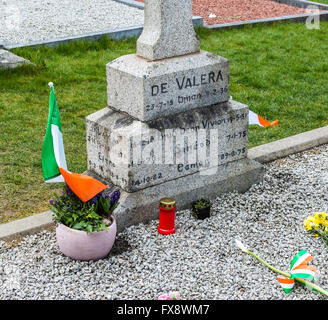 La tomba del patriota irlandese Eamon De Valera nel cimitero di Glasnevin a Dublino. Foto Stock