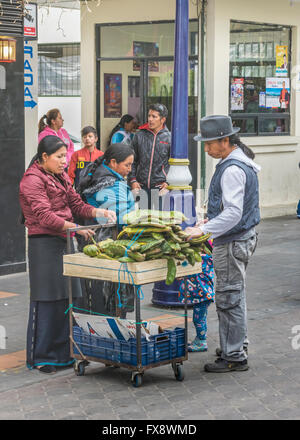 Quito, ECUADOR, ottobre - 2015 - scena urbana con i tradizionali indigeni popolo ecuadoriano presso il centro storico di Otavalo, Imba Foto Stock