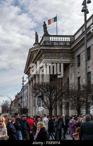 Tricolore irlandese vola dal GPO a Dublino durante il 1916 Pasqua celebrazioni in salita. Foto Stock