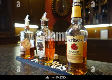 Stati Uniti d'America Four Roses Bourbon distilleria in Lawrenceburg, KY Kentucky bourbon trail bottiglie nella sala di degustazione Foto Stock