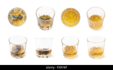 Un bicchiere di vetro riempito con il whiskey isolato Foto Stock