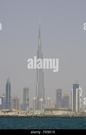 Burj Al Khalifa - edificio più alto del mondo come visto dalla baia di Dubai Foto Stock