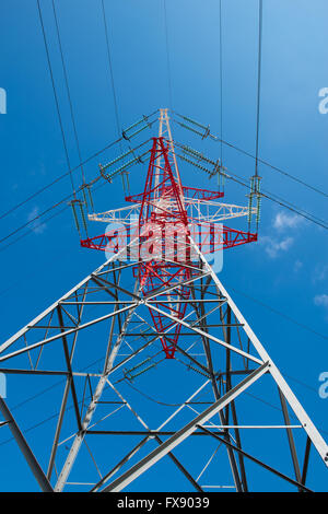 Tensione alta torre di potenza pilone e cavi di linea Foto Stock
