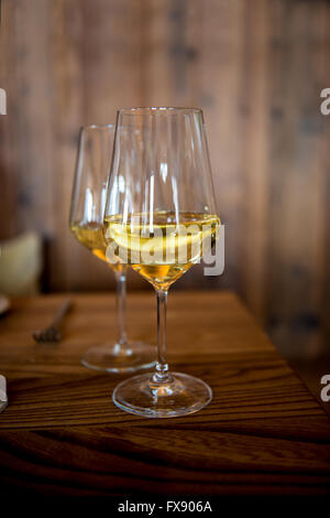 Bicchiere di vino sul tavolo da pranzo Foto Stock