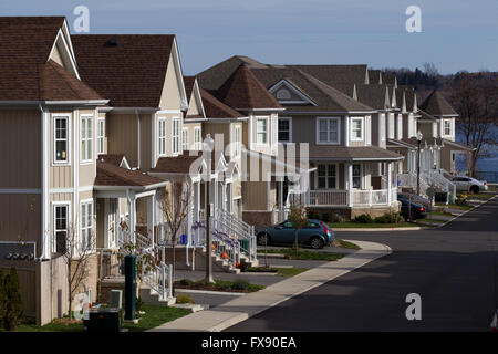 Recentemente costruito case a Kingston, Ont., su nov. 18, 2015. Foto Stock