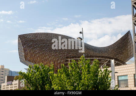 Grande e moderna di scultura di pesce da Frank O. Gehry. Situato nel Porto Olimpico di Barcellona, Spagna sulla parte superiore di un edificio. Foto Stock