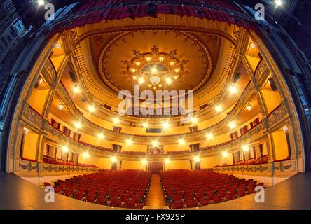 Ampio angolo di visione del teatro Guimera stadio con tenda abbassata, bancarelle e sede di casella Foto Stock