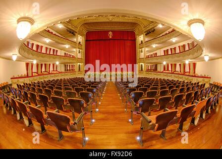 Ampio angolo di visione del teatro Guimera stadio con tenda abbassata, bancarelle e sede di casella Foto Stock