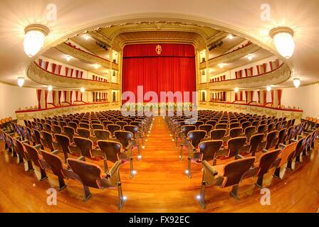 Ampio angolo di visione del teatro Guimera stadio con tenda abbassata, bancarelle e sede di casella Foto Stock