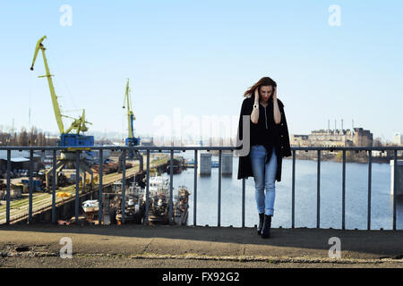 Bella bruna ragazza sul ponte Foto Stock