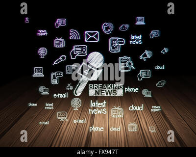 News concept: ultime notizie e microfono in grunge dark room Foto Stock