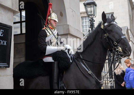 Soldato britannico del Blues e del reggimento di Royals montato a cavallo Foto Stock