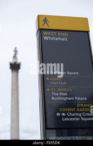 Trafalgar Square Tube alla metropolitana stazione della metropolitana segno roundel con Nelson's colonna sopra Londra Inghilterra REGNO UNITO Foto Stock