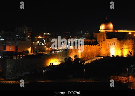 La parte vecchia della città santa di Gerusalemme da parte di notte con la Cupola della Roccia dietro le mura. Foto: 2016, marzo 11. Foto Stock