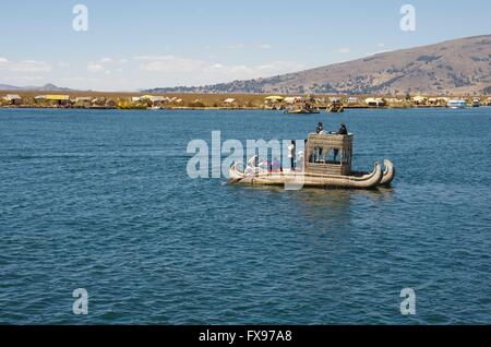 Barche Reed come attrazione turistica sul lago Titicaca. Oggi il turismo è un importante fonte di reddito per la Uros le persone che vivono sulle isole di canne. Più barche di base sono stati utilizzati fino a pochi anni fa per il trasporto di persone e merci. Foto: 2015-08-31. Foto Stock