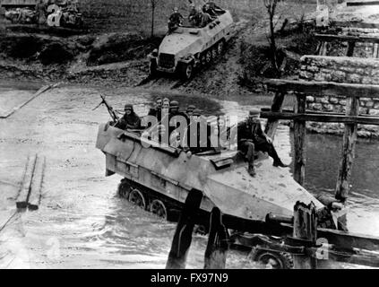 L'immagine della propaganda nazista mostra i soldati della Wehrmacht tedesca che combattono partigiani in Jugoslavia in un portatore di personale blindato. La foto è stata scattata nell'aprile 1944. Fotoarchiv für Zeitgeschichtee - SENZA FILI - Foto Stock