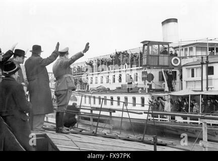 L'immagine della propaganda nazista raffigura i rifugiati volksdeutsche (di etnia tedesca) provenienti dalla Jugoslavia che arrivano sul piroscafo 'Urano' a Pressburg (oggi: Bratislava/Slovacchia). La foto è stata scattata nell'aprile 1941. Fotoarchiv für Zeitgeschichtee - SENZA FILI - Foto Stock