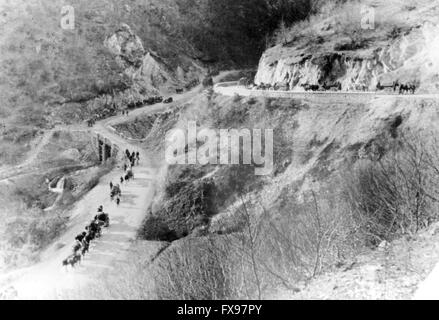 L'immagine della propaganda nazista raffigura i membri della Wehrmacht tedesca che attraversa il passo della Shipka nei Balcani bulgari in anticipo con direzione della Jugoslavia e della Grecia nell'aprile 1941. Fotoarchiv für Zeitgeschichtee - SENZA FILI - Foto Stock