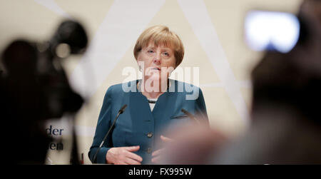 Berlino, Germania. Xii Apr, 2016. Il cancelliere tedesco Angela Merkel parla al ricevimento annuale della Federazione dei profughi (BDV) di Berlino, Germania, 12 aprile 2016. Foto: KAY NIETFELD/dpa/Alamy Live News Foto Stock