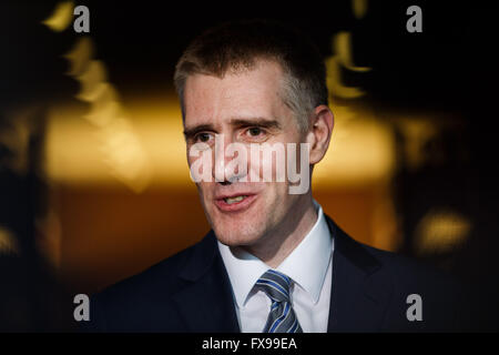 (160412) -- NEW YORK, 12 aprile 2016 (Xinhua) -- Igor Luksic, Montenegro, vice primo ministro e ministro degli affari esteri, candidato per la posizione del successivo segretario generale, gli indirizzi dei media presso la sede delle Nazioni Unite a New York, 12 aprile 2016. L'Assemblea generale delle Nazioni Unite il martedì è iniziata una tre-giorni di audizione con otto candidati per la posizione del successivo segretario-generale con Igor Luksic dal Montenegro in piombo. (Xinhua/Li Muzi) Foto Stock