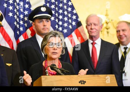 U.S il senatore Barbara Boxer della California nel corso di una conferenza stampa a promuovere la sicurezza del cielo agiscono come un emendamento alla FAA riautorizzazione bill al fianco di piloti di linea e compagni democratici di Capitol Hill Aprile 12, 2016 a Washington, DC. Foto Stock