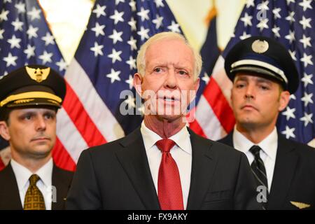 Ex pilota di linea Chesley Sullenberger Sully durante una conferenza stampa a promuovere la sicurezza del cielo agiscono come un emendamento alla FAA riautorizzazione bill al fianco di piloti di linea e compagni democratici di Capitol Hill Aprile 12, 2016 a Washington, DC. Sullenberger è l'eroe pilota che è atterrato in modo sicuro un aereo disabili sul fiume Hudson. Foto Stock