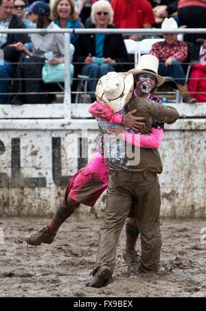 Oakdale, California, USA. Decimo Apr, 2016. Charles Harris di Salinas dà il rodeo clown un grande abbraccio fangoso dopo la concorrenza nel steer roping concorrenza durante la Oakdale Rodeo in Oakdale, California, domenica, aprile, 10, 2016. © Andy Alfaro/Modesto Bee/ZUMA filo/Alamy Live News Foto Stock