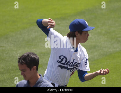 Los Angeles, California, USA. Xii Apr, 2016. Brocca Kenta Maeda #18 del Los Angeles Dodgers si prepara per il gioco di gioco contro l'Arizona Diamondbacks presso il Dodger Stadium il 12 aprile 2016 a Los Angeles, California.ARMANDO ARORIZO. Credito: Armando Arorizo/Prensa Internacional/ZUMA filo/Alamy Live News Foto Stock