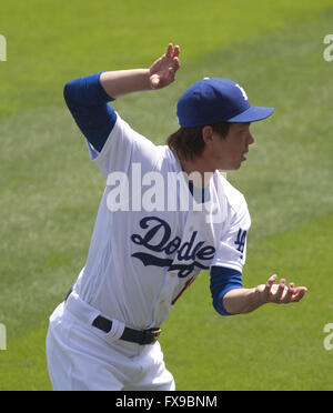 Los Angeles, California, USA. Xii Apr, 2016. Brocca Kenta Maeda #18 del Los Angeles Dodgers si prepara per il gioco di gioco contro l'Arizona Diamondbacks presso il Dodger Stadium il 12 aprile 2016 a Los Angeles, California.ARMANDO ARORIZO. Credito: Armando Arorizo/Prensa Internacional/ZUMA filo/Alamy Live News Foto Stock