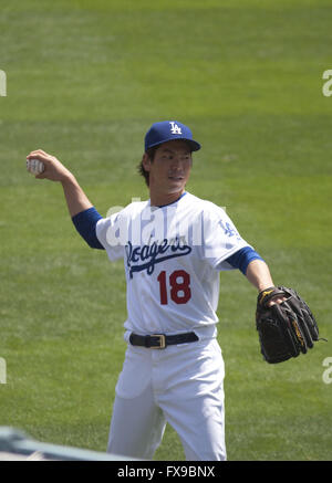 Los Angeles, California, USA. Xii Apr, 2016. Brocca Kenta Maeda #18 del Los Angeles Dodgers si prepara per il gioco di gioco contro l'Arizona Diamondbacks presso il Dodger Stadium il 12 aprile 2016 a Los Angeles, California.ARMANDO ARORIZO. Credito: Armando Arorizo/Prensa Internacional/ZUMA filo/Alamy Live News Foto Stock