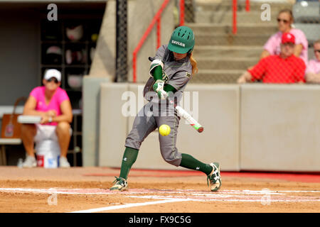 Houston, TX, Stati Uniti d'America. Xii Apr, 2016. Baylor catcher Robin Landrith #17 oscilla in un passo durante il NCAA softball gioco tra Houston e Baylor da Cougar Softball Stadium di Houston, TX. Immagine di credito: Erik Williams/Cal Sport Media/Alamy Live News Foto Stock