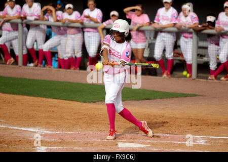 Houston, TX, Stati Uniti d'America. Xii Apr, 2016. Houston sinistra fielder Maya Thomas #24 oscilla in un passo durante il NCAA softball gioco tra Houston e Baylor da Cougar Softball Stadium di Houston, TX. Immagine di credito: Erik Williams/Cal Sport Media/Alamy Live News Foto Stock