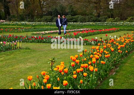 Bruxelles, Belgio. Xii Apr, 2016. I visitatori a piedi dai fiori durante la Floralia Bruxelles, un fiore internazionale di fiera che si tiene nel Castello di Groot-Bijgaarden, west sobborgo di Bruxelles, Belgio, 12 aprile 2016. Oltre 1,7 milioni di piante di circa 550 specie floreali vengono visualizzati durante la Floralia Bruxelles, che va dal 6 Aprile al maggio6. © Gong Bing/Xinhua/Alamy Live News Foto Stock