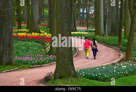 Bruxelles, Belgio. Xii Apr, 2016. I visitatori a piedi dai fiori durante la Floralia Bruxelles, un fiore internazionale di fiera che si tiene nel Castello di Groot-Bijgaarden, west sobborgo di Bruxelles, Belgio, 12 aprile 2016. Oltre 1,7 milioni di piante di circa 550 specie floreali vengono visualizzati durante la Floralia Bruxelles, che va dal 6 Aprile al maggio6. © Gong Bing/Xinhua/Alamy Live News Foto Stock