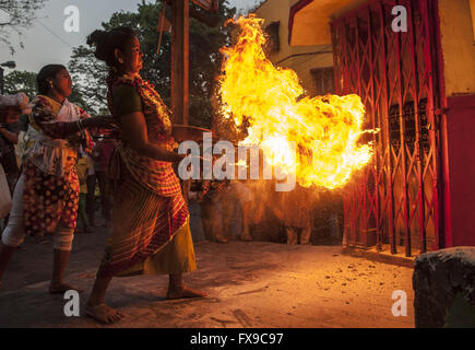 Kolkata, India. Xii Apr, 2016. Indiano devoti indù eseguire un rituale durante la Shiva Gajan Festival in Kolkata, capitale dell'est lo stato indiano del Bengala Occidentale, India, 12 aprile 2016. Fedeli devoti indù offrono vari rituali e sacrificio simbolico sperando che il favore di dio Shiva e contrassegnare l arrivo del nuovo anno di calendario bengalese. © Tumpa Mondal/Xinhua/Alamy Live News Foto Stock