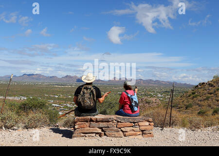 Phoenix, Arizona, Stati Uniti. 9 apr, 2016. Silly Mountain Park si trova al di fuori di Stati Uniti 60 in tra Apache Junction e Gold Canyon, Arizona. Il parco ha nove sentieri escursionistici di varie lunghezze e difficoltà tutti con fantastiche vedute dell'area circostante. © Kevin E. Schmidt/ZUMA filo/Alamy Live News Foto Stock