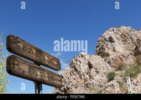 Phoenix, Arizona, Stati Uniti. 9 apr, 2016. Silly Mountain Park si trova al di fuori di Stati Uniti 60 in tra Apache Junction e Gold Canyon, Arizona. Il parco ha nove sentieri escursionistici di varie lunghezze e difficoltà tutti con fantastiche vedute dell'area circostante. © Kevin E. Schmidt/ZUMA filo/Alamy Live News Foto Stock