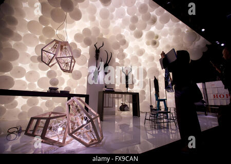 Milano, Italia il martedì. Xii Apr, 2016. La gente di visitare l'esposizione presso il Salone del Mobile di Milano, in Italia il Martedì, 12 aprile 2016. Il cinquantacinquesimo Salone del Mobile o Salone del Mobile di Milano, aperto qui il martedì e si protrarrà fino a domenica. © Jin Yu/Xinhua/Alamy Live News Foto Stock