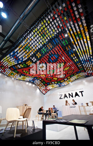 Milano. Xii Apr, 2016. Foto scattata Martedì, 12 aprile 2016 mostra l'esposizione al Salone del Mobile di Milano, Italia. Il cinquantacinquesimo Salone del Mobile o Salone del Mobile di Milano, aperto qui il martedì e si protrarrà fino a domenica. © Jin Yu/Xinhua/Alamy Live News Foto Stock