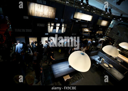 Milano, Italia il martedì. Xii Apr, 2016. La gente di visitare l'esposizione presso il Salone del Mobile di Milano, in Italia il Martedì, 12 aprile 2016. Il cinquantacinquesimo Salone del Mobile o Salone del Mobile di Milano, aperto qui il martedì e si protrarrà fino a domenica. © Jin Yu/Xinhua/Alamy Live News Foto Stock