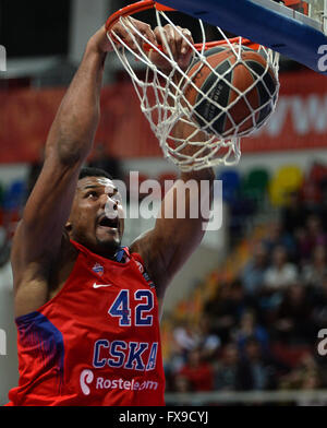 (160413) -- Kyle Hines del CSKA punteggi durante l'Eurolega di basket dei playoff gioco 1 tra la Russia CSKA Mosca e della Serbia in Crvena Zvezda Belgrado a Mosca, in Russia, 12 aprile 2016. Il CSKA ha vinto 84-74. (Xinhua/ Pavel Bednyakov) Foto Stock