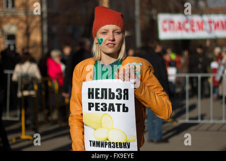 Mosca, Russia - 11 aprile 2016. Protester una studentessa di Timiryazev Academy. La protesta degli studenti e dei professori del russo Stato Timiryazev Università Agraria contro l'esclusione dei settori scientifici di sviluppo. Foto Stock