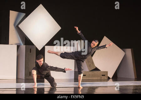 Woking, Inghilterra, Regno Unito. 12 aprile 2016. Nella foto: Gregorio Lau e Katarina van den Wouwer eseguendo. Nederlands Dans Theater 2 eseguire il pezzo Cactus coreografato da Alexander Ekman durante una prova generale presso il nuovo Teatro Vittoria, Woking, England, Regno Unito, prima di imbarcarsi in un tour del Regno Unito. Credito: Immagini vibranti/Alamy Live News Foto Stock