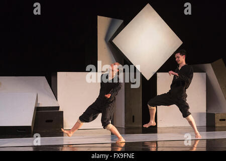 Woking, Inghilterra, Regno Unito. 12 aprile 2016. Nella foto: Gregorio Lau e Katarina van den Wouwer eseguendo. Nederlands Dans Theater 2 eseguire il pezzo Cactus coreografato da Alexander Ekman durante una prova generale presso il nuovo Teatro Vittoria, Woking, England, Regno Unito, prima di imbarcarsi in un tour del Regno Unito. Credito: Immagini vibranti/Alamy Live News Foto Stock