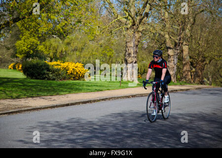 Finsbury Park, a nord di Londra, Regno Unito. Il 13 aprile 2016. Regno Unito: Meteo una bicicletta raider visto su una calda e soleggiata mattina di primavera a Finsbury Park, North London Credit: Dinendra Haria/Alamy Live News Foto Stock