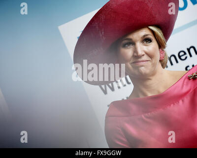 Monaco di Baviera, Germania. Xiii Apr, 2016. Regina Maxima dei Paesi Bassi sorrisi come lei paga una visita a mini-Showroom di BMW a Monaco di Baviera, Germania, il 13 aprile 2016. L'olandese Royal giovane è su una due giorni di visita in Baviera. Foto: ANGELIKA WARMUTH/dpa/Alamy Live News Foto Stock
