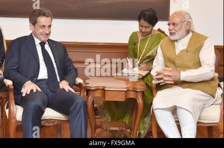 New Delhi, India. Xiii Apr, 2016. Primo Ministro indiano Narendra Modi incontra con l ex Presidente francese Nicolas Sarkozy nella sua residenza a Race Course Road Aprile 13, 2016 a New Delhi, India. Credito: Planetpix/Alamy Live News Foto Stock